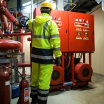 Trabajadores en una capacitación sobre gestión de riesgos laborales en Chile