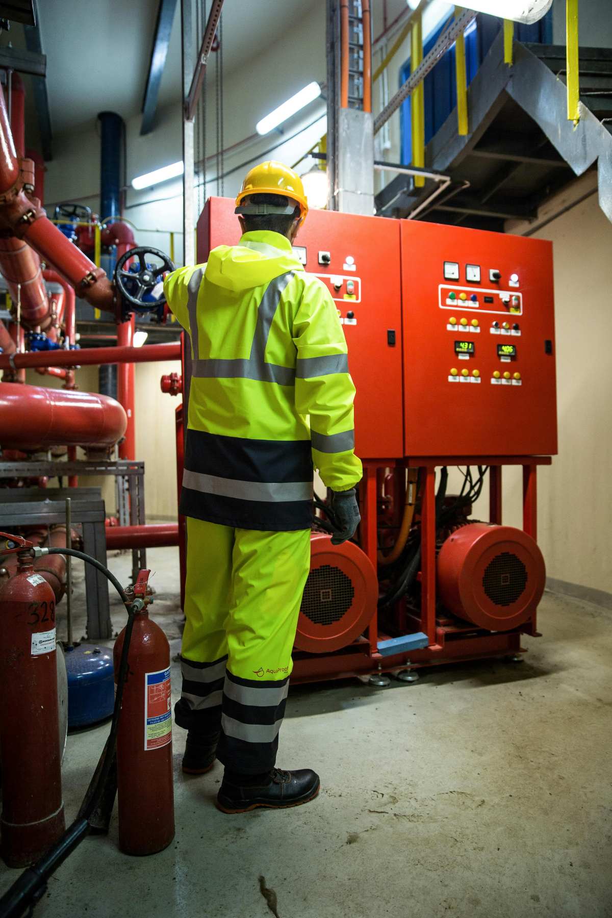 Trabajadores en una capacitación sobre gestión de riesgos laborales en Chile