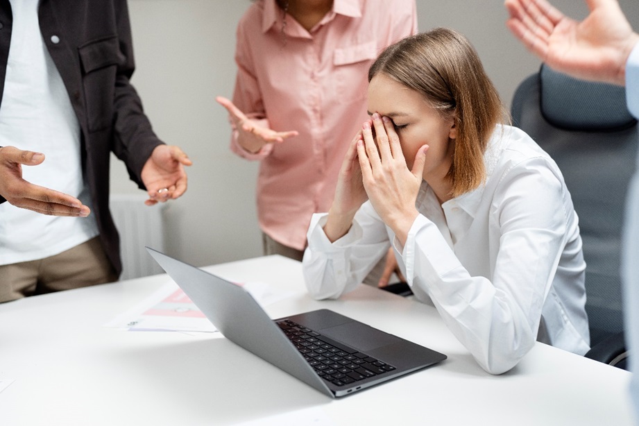 Descubre cómo la Ley 21643 establece medidas para prevenir el acoso laboral y sexual, los procedimientos de sanción y los derechos de los trabajadores. ¡Protege tu ambiente laboral!